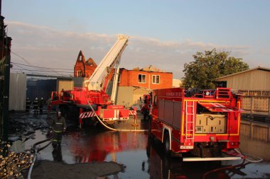 İki İtfaiye Acil sonuçlarını ortadan kaldırmak / 3 Temmuz 2018 Severyane, Krasnodar, ticaret evde yangın