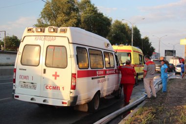Yangın mahallinde birkaç ambulans geldi / yangın Severyane, Krasnodar, 3 Temmuz 2018 ticaret evde