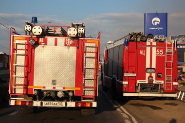 İki Rus itfaiye araçları (arkadan görünüm) / Severyane, Krasnodar, 3 Temmuz 2018 ticaret evde yangın