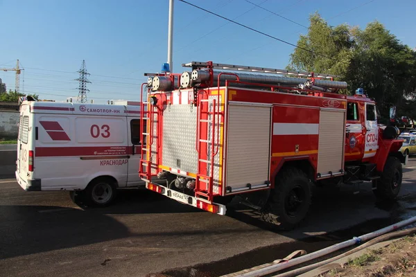 Strażacy Karetka Działa Miejscu Pożaru Ognia Dom Handlowy Severyane Krasnodar — Zdjęcie stockowe
