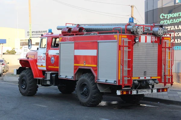 Ruští Hasičský Vůz Ural Dorazil Místo Požáru Zadní Pohled Fire — Stock fotografie