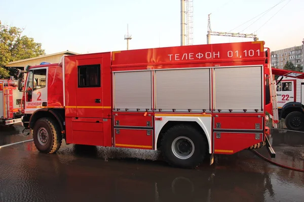 Iveco Amt Bombeiros Trabalha Local Incêndio Incêndio Casa Comercial Severyane — Fotografia de Stock