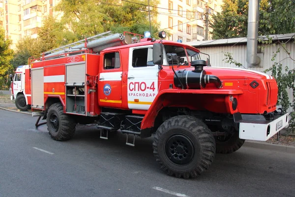 Ruské Hasičský Vůz Ural Blikající Světla Působí Místo Požáru Fire — Stock fotografie