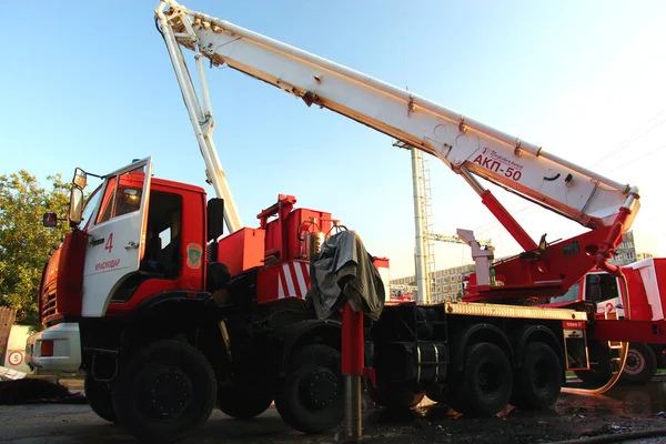 Araç Teleskopik platform çalışmalarına yer yangın, ateş/alev / Severyane, Krasnodar, 3 Temmuz 2018 ticaret evde yangın