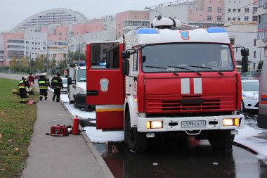 İtfaiye arabası duruyor ortasında dökülmüş bir köpük / kaza Termik Santrali'nde 13 Ekim 2016 yılında Moskova'da eğitim.