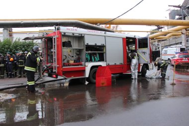 İtfaiyeciler değiştirmek iş elbiseleri / kaza Termik Santrali'nde 5 Ekim 2016 yılında Moskova'da eğitim.