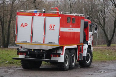 10 Kasım 2017 itfaiye arabası durmak Moskova Doğu ormanda bir yangın eğitimi
