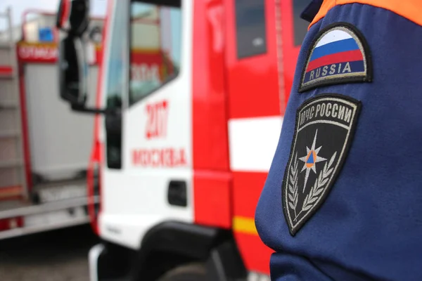 Junho 2016 Chevron Emercom Rússia Contra Fundo Caminhão Dois Bombeiros — Fotografia de Stock