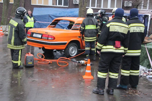 10 Kasım 2017 kurtarma ekipleri kaza Moskova Doğu'daki eğitim Çokgen sonuçlarını ortadan kaldırmak.