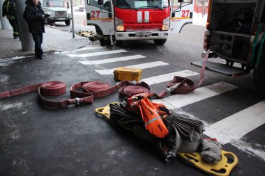 12 Aralık 2016, yangın ve kurtarma ekipmanları Moskova spor kompleksi binasında eğitim yangın sırasında yatan