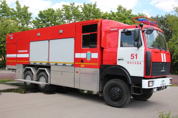 14 Haziran 2016, yangın söndürme cihazları Kuzey Moskova fuarında bir yangın tanker geldi