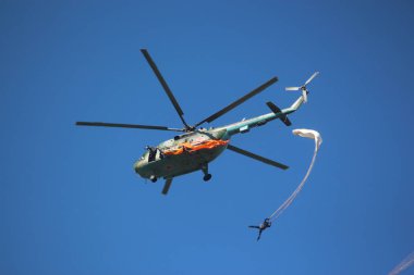 3 Kasım 2018, Krasnodar, Rusya'nın askeri-uzay güçlerinin paraşütçüler grupları paraşütle Mi-8 helikopterden
