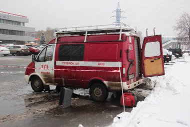 19 Aralık 2017 Moskova'da binada yangın çağrısında eğitim sitesinin iletişim ve aydınlatma araba çalışıyor