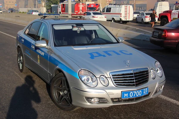 Samochód Policji Mercedes Tle Ognia Jednostek Ratowniczych Ogniu Krasnodar — Zdjęcie stockowe