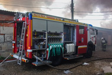 Krasnodar 'da bir ambar ateşi ile açık kurtarma bölmesi olan itfaiye kamyonu