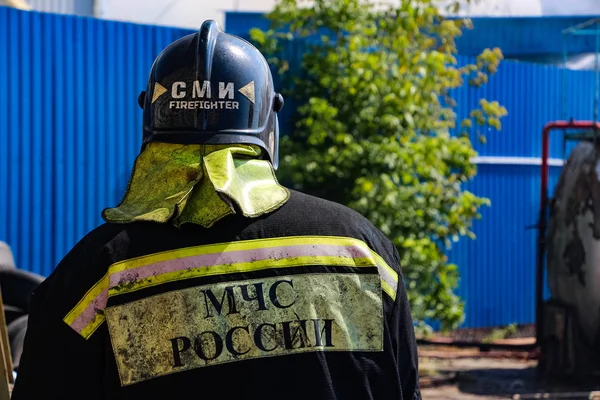 Rusya Emercom basın hizmeti çalışanı Krasnodar bir ambar ateşi ile çalışır