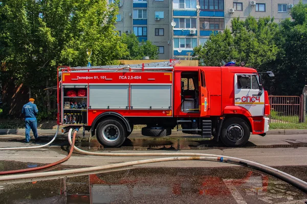 Samochód Strażacki Połączonymi Rękawami Przez Pożar Magazynu Krasnodarze — Zdjęcie stockowe