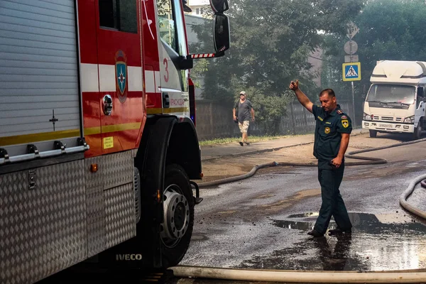 Rusya 'nın çalışan Emercom, Krasnodar 'da bir ambar ateşi ile itfaiye kamyonunun sürücüsüne bir sinyal gönderir