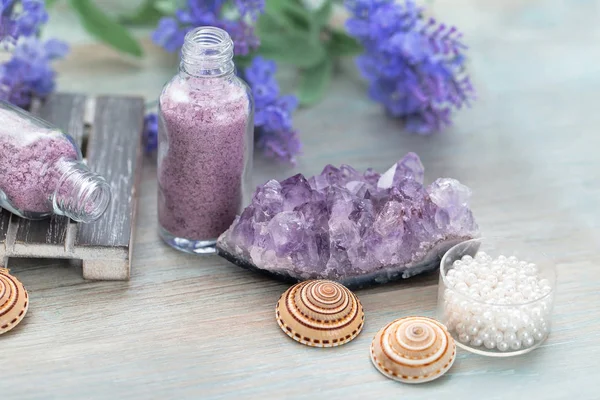 薰衣草盐 石头和矿物质 贝壳和珍珠 水疗护理和沐浴 — 图库照片