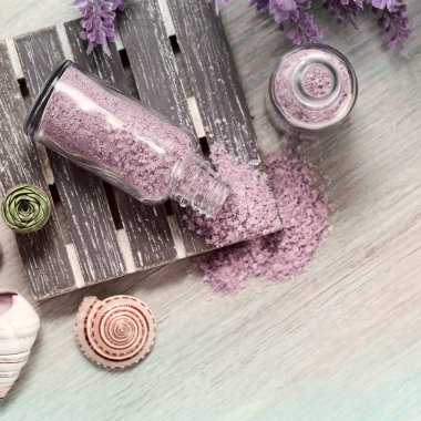 Deniz tuzu banyosu ve Spa tedavileri, kozmetik ve cilt bakımı için doğal maddeler, doğal peeling, deniz kabukları ve ahşap bir arka plan üzerinde lavanta.