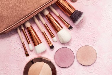 Profesyonel makyaj için kozmetik ve fırçalar, makyaj sanatçıları ve stilistler için güzel aksesuarlar, makyaj uygulamak için ince ve kabarık fırçalar