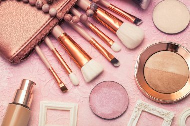 Profesyonel makyaj fırçaları, Altın bronzlaştırıcı ve allık, Vakıf ve çeşitli kozmetik