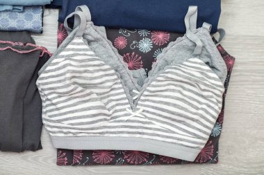 kadın giyim, katlanmış iç çamaşırı, bir sütyen ve pamuk pijama, temiz giysiler birkaç kez katlanmış