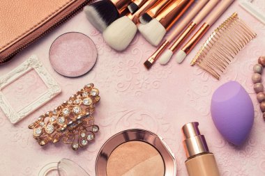 Güzel makyaj fırçaları, profesyonel kozmetik aletleri ve güzellik ürünleri