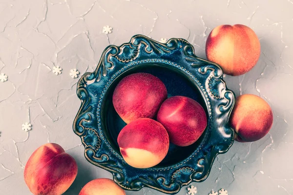 Ripe Nectarines Vintage Blue Plate Smooth Peaches Table — Stock Photo, Image