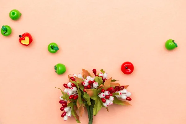 Small Bouquet Artificial Flowers Berries Solid Pink Background — Stock Photo, Image