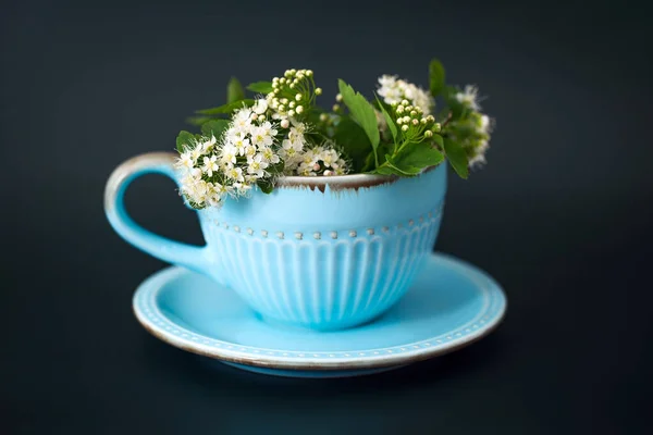 Copa Cerámica Azul Con Platillo Ramo Flores Ella Una Taza —  Fotos de Stock