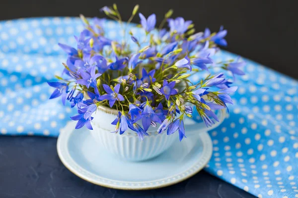 Flores Delicadas Una Taza Cerámica Campanas Azules Frescas Una Taza —  Fotos de Stock