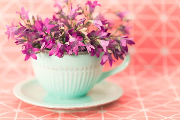 Campanas Rosadas Una Taza Color Turquesa Claro Platillo Vista Lateral —  Fotos de Stock