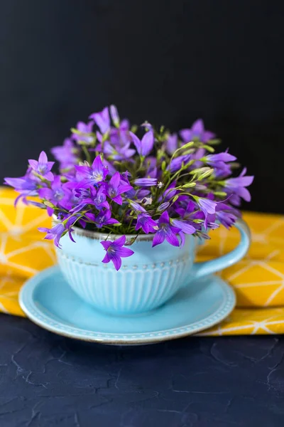 Campanas Campo Coloridas Una Taza Azul Sobre Fondo Borroso Amarillo —  Fotos de Stock