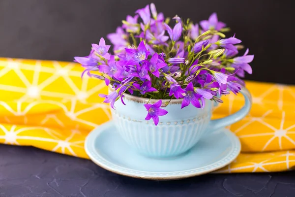 Campanas Azules Colores Una Taza Café Sobre Fondo Cocina Amarillo —  Fotos de Stock