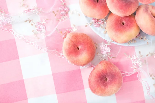 Velvet Peaches Pink Tablecloth Flat Peaches Simple Kitchen Background — Stock Photo, Image
