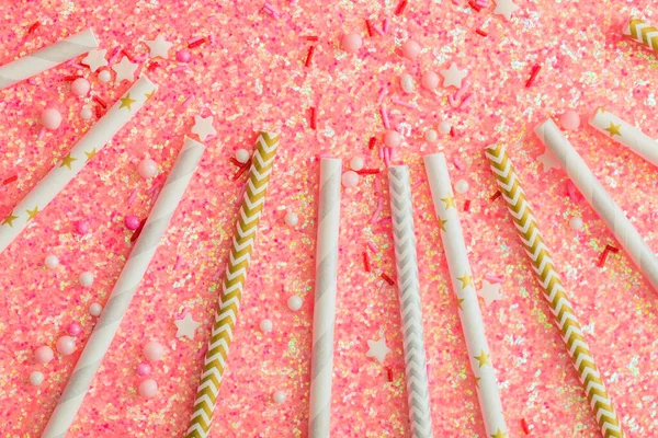 Ανοιχτό Ροζ Εορταστικό Φόντο Πούλιες Και Αστέρια Της Ζάχαρης Καλαμάκια — Φωτογραφία Αρχείου