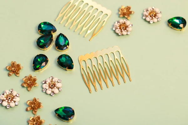 Beautiful Materials Creating Jewelry Emerald Green Rhinestones Hair Comb Bases — Stock Photo, Image