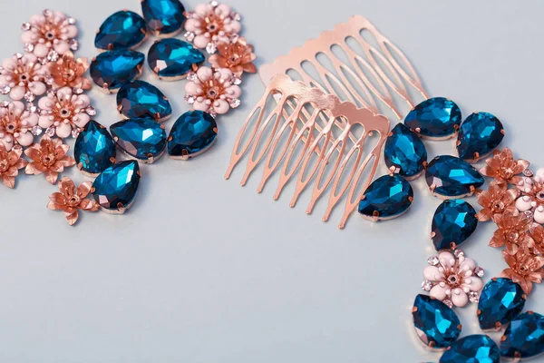 制作珠宝的材料 海军蓝色的莱茵石 头发梳 金属花在普通的纸背景上 — 图库照片