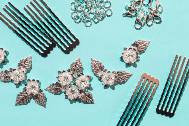 Yaratıcı mücevher yaratmak için güzel malzemeler. Metal çiçekler, taraklar ve saç tokaları için gümüş bazlar..