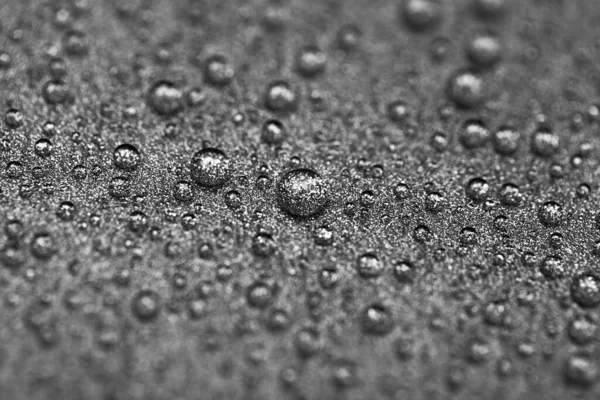 概要水滴や金属表面をクローズアップした灰色の質感 選択的焦点で撮影された美しい明るい滴 — ストック写真