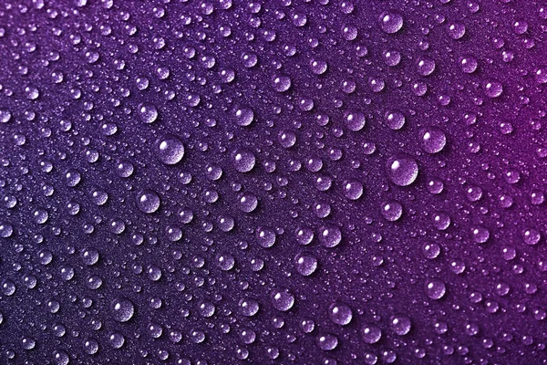 金属表面に水の抽象的な質感が低下します 小さな丸い液滴と紫のグランジの背景 — ストック写真