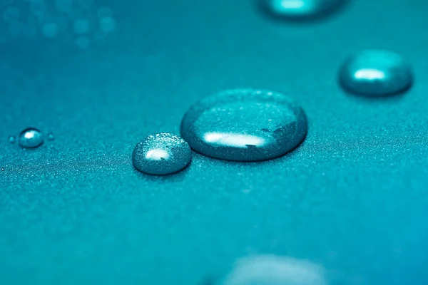 Gotas Água Fundo Metálico Fundo Azul Brilhante Com Gotículas Molhadas — Fotografia de Stock