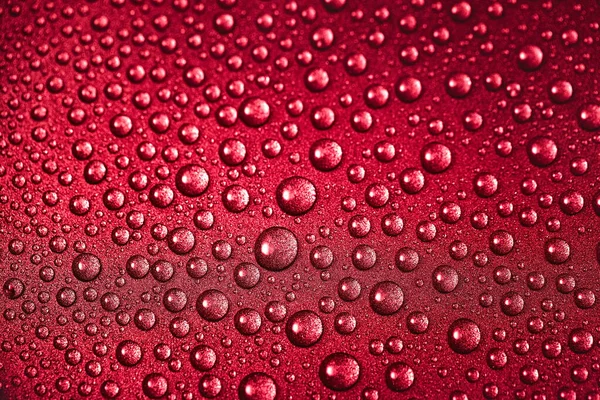 金属表面に赤い水の質感が落ちます 湿式液滴のクローズアップマクロ写真 — ストック写真