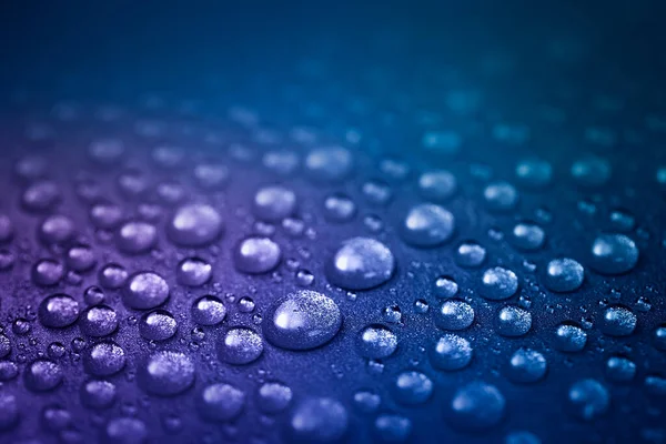 Gotas Água Uma Superfície Brilho Azul — Fotografia de Stock