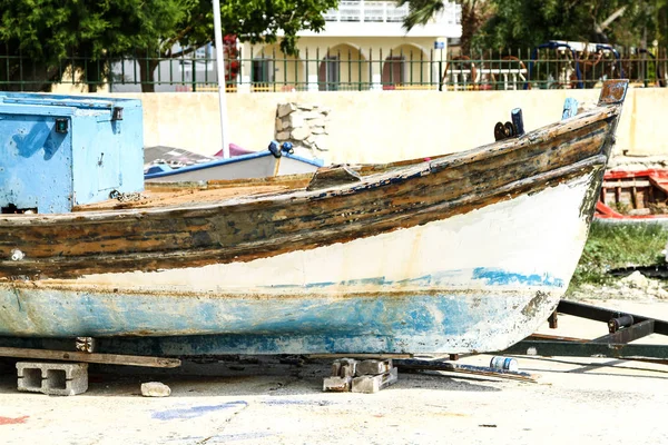 Balıkçı teknesi tamir deniz kenarı. Yunanistan