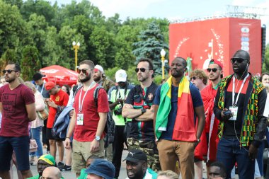 Rusya'nın Dünya Kupası 2018. Serçe tepelerde fan zone fanlar. Moskova
