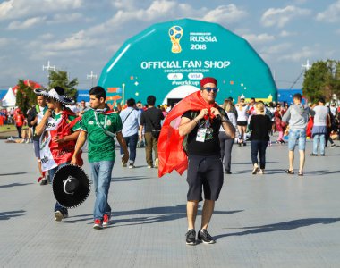 Rusya'nın Dünya Kupası 2018. Serçe tepelerde fan zone fanlar. Moskova