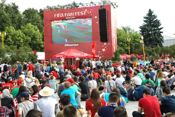 Rusya'nın Dünya Kupası 2018. Serçe tepelerde fan zone fanlar. Moskova