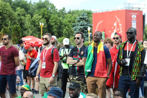 Rusya'nın Dünya Kupası 2018. Serçe tepelerde fan zone fanlar. Moskova
